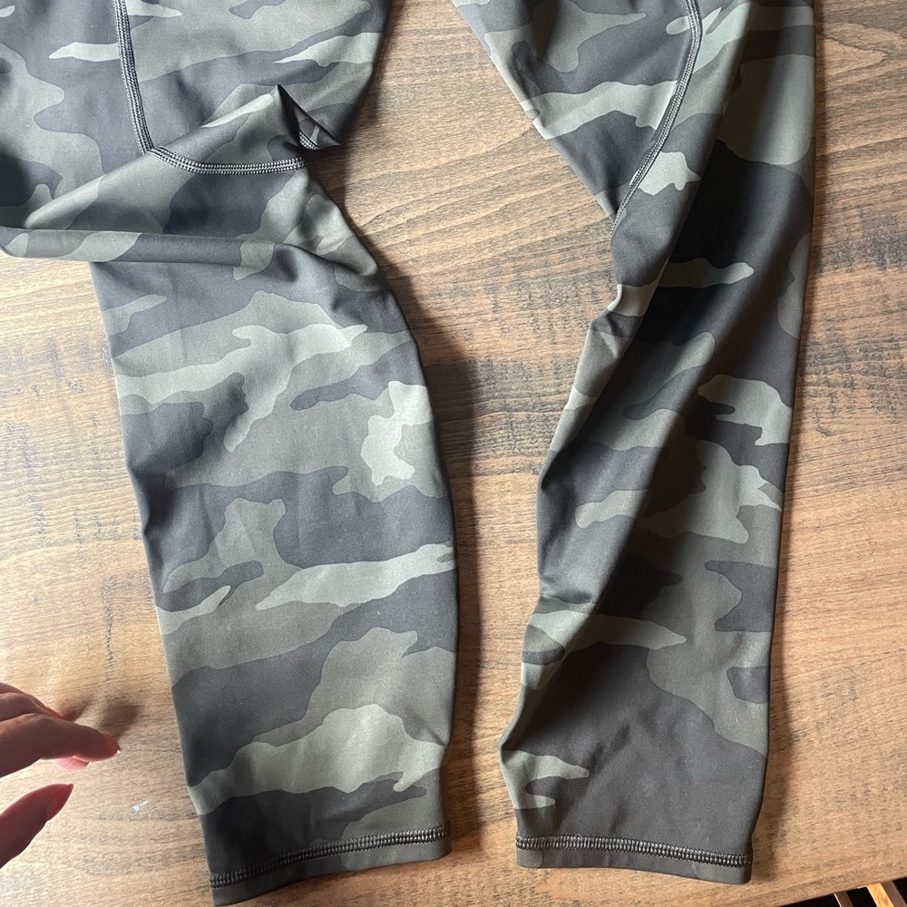 Athleta Camo Contender 7/8 Tight - Medium